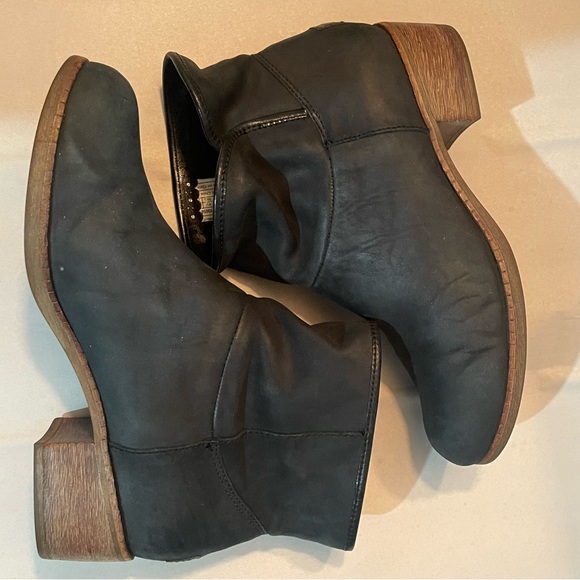 UGG AUSTRALIA DARLING S/N 1005898 DARK GRAY LEATHER CHUNKY HEEL BOOTS Size 8.5 - Picture 3 of 15